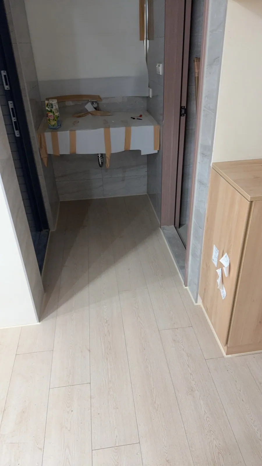 都華地板 洗手台區：沿浴室門框收邊